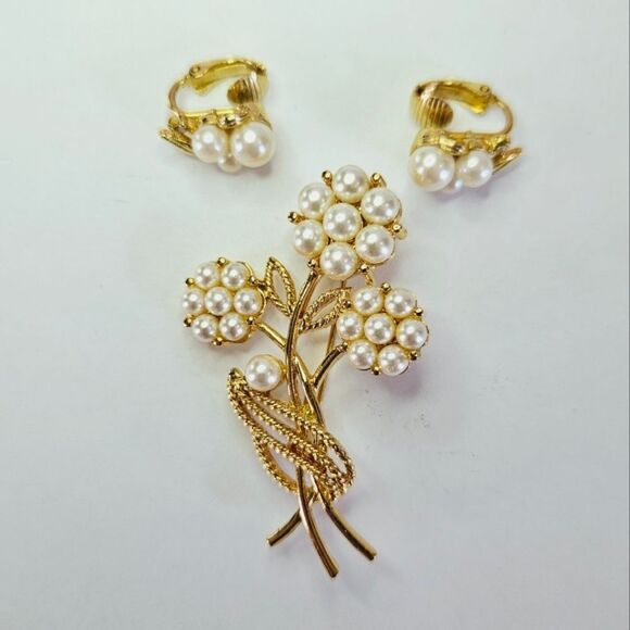 Napier Jewelry - Vintage Signed Napier Faux Pearl Demi Parure Gold Tone Floral Brooch Pin Earring
